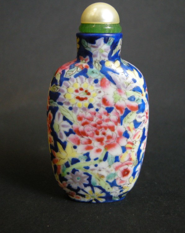 snuff bottle porcelain decorated with numerous flowers - 1900/1930